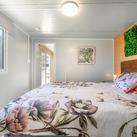 Cosy Cabin To Stay Even Better Than Glamping Pukekohe Екстериор снимка